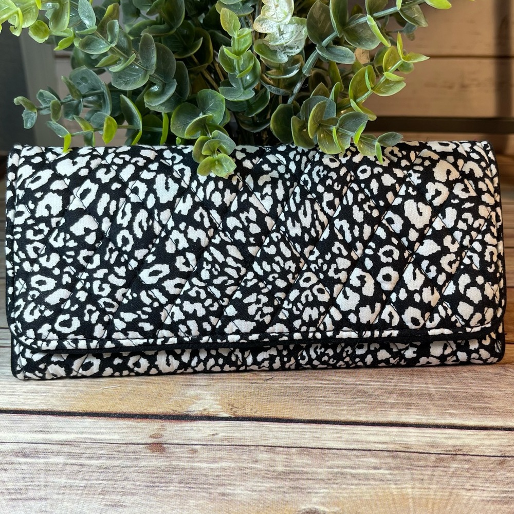 Vera Bradly Black and white quilted wallet